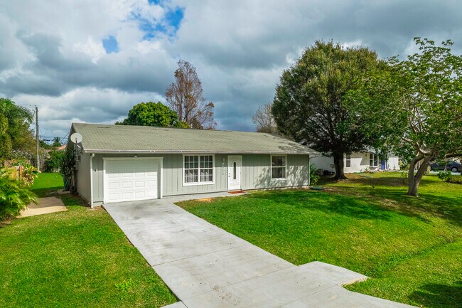 Photo - 733 SE Academy Ln