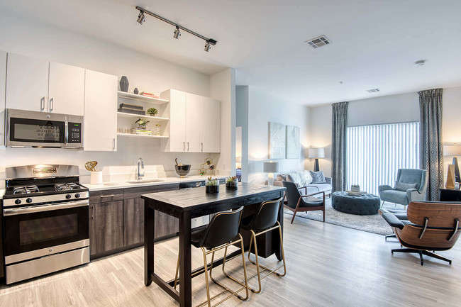 Cocina de concepto abierto, diseñados con hogar chef en mente - Windsor at Hopkinton Apartamentos