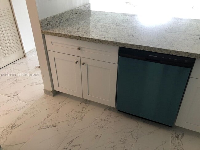 Photo - 555 NE 123rd St Unidad 212-B