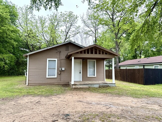 Building Photo - 705 Parkway