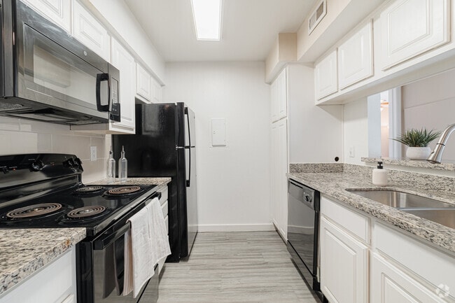 Building Photo - Welcome Home to Comfort and Convenience 2/2 Unit 7ALM
