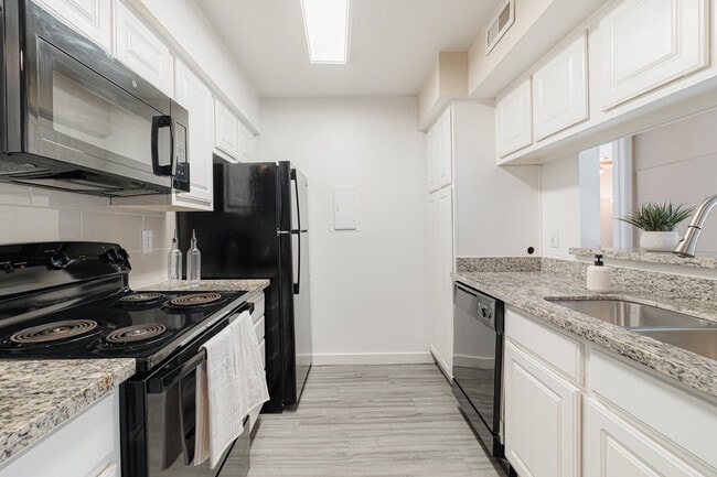 Building Photo - Welcome Home to Comfort and Convenience 2/2 Unit 7ALM