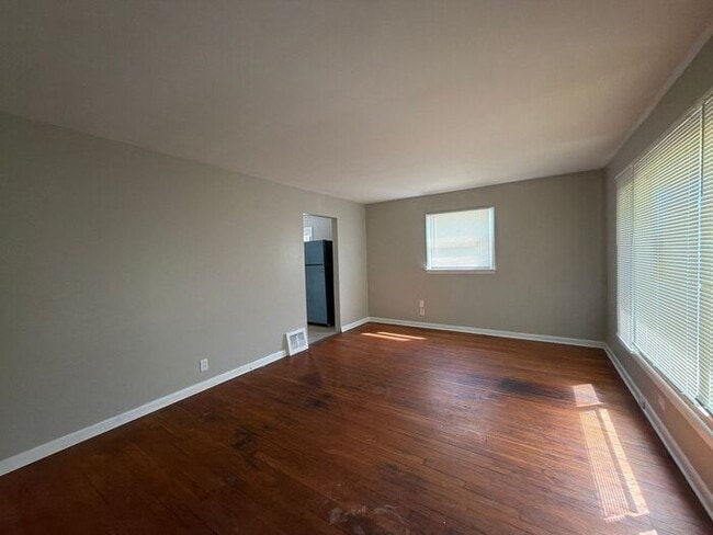 Photo - Beautiful 3 Bed 1 Bath For Rent!