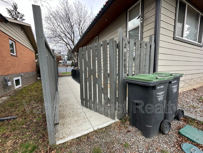 Building Photo - 1480-1480 Flemish St