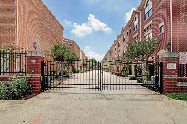 Photo - 8715 Meadowcroft Dr Unit 901