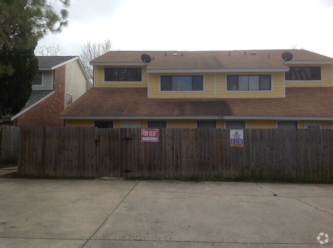 Building Photo - Beautiful Clean 3 bedroom, 2 Full Baths to... Rental