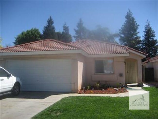 Building Photo - 3 Bedroom 2 Bath in Northwest Fresno
