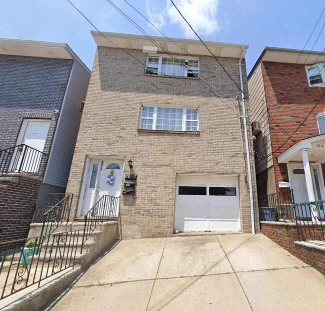 Building Photo - 6511 Madison St Unit 3