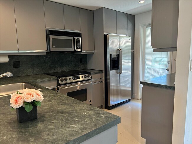 Photo - 2800 NE 14th Street Causeway Unidad 207