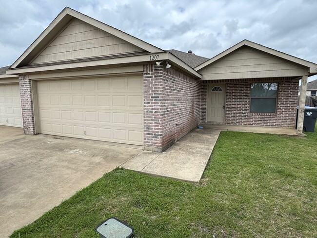 Building Photo - Updated Midway ISD Duplex