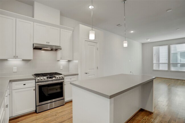 Photo - 954 W 18th St