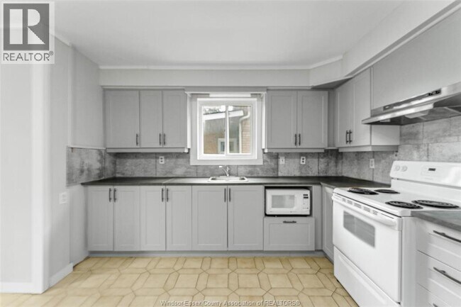 Photo - 759 Pierre Ave