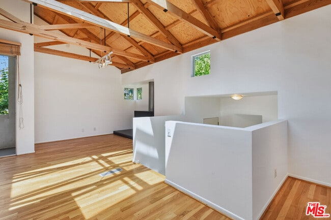 Photo - 656 Angelus Pl