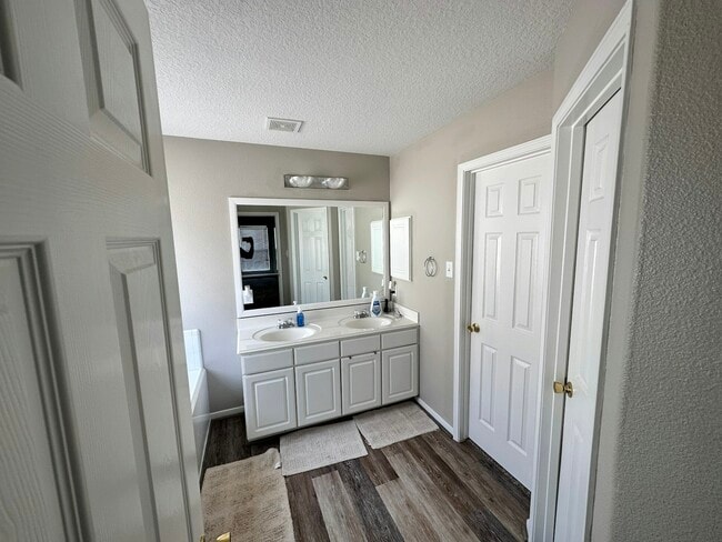 Photo - 5026 Forest Hurst Dr