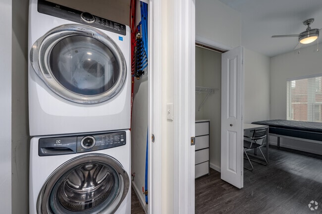 3BR, 3BA - 800SF - Laundry - Muinzer - Close to Campus