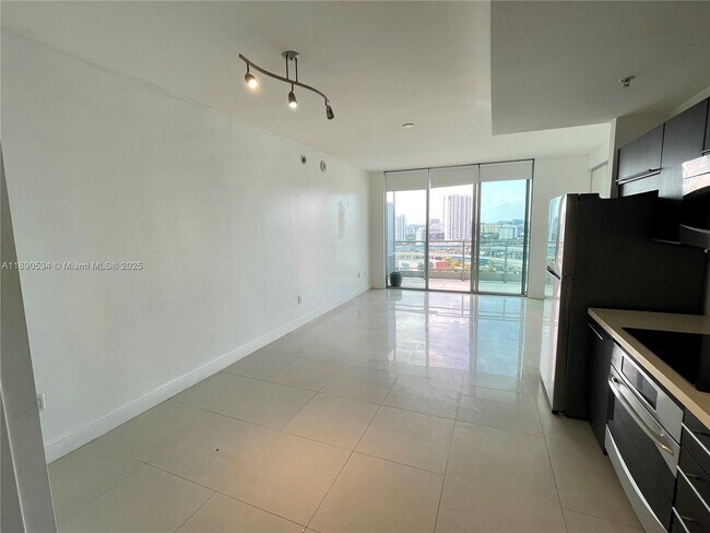 Photo - 90 SW 3rd St Unidad 1809