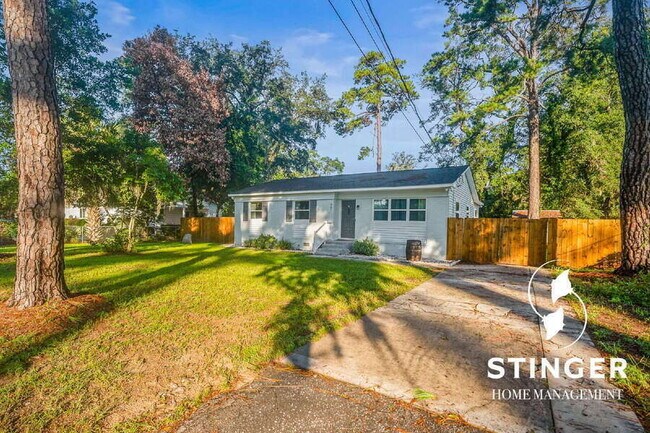 907 Belleview Cir W