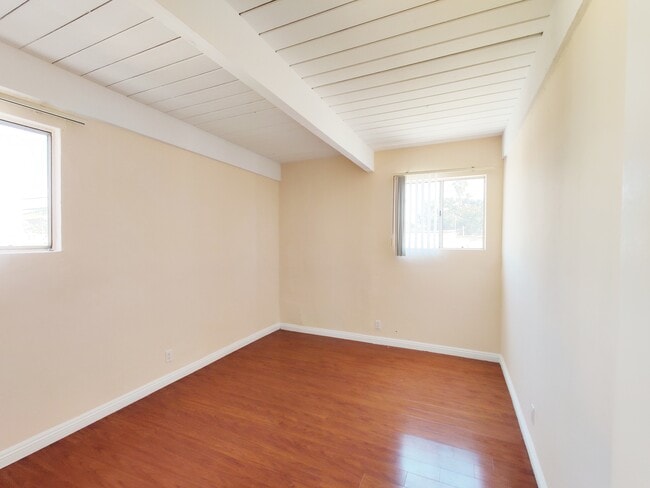 1376 N Serrano Ave