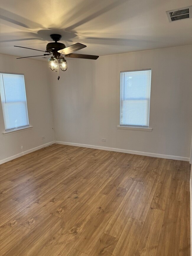 Photo - 380 Ivanhoe Rd