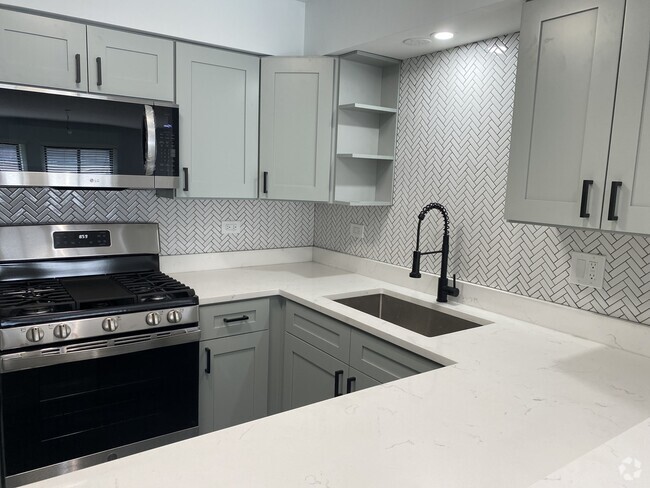 Building Photo - 1455 W Fullerton Ave Unit 204 Rental