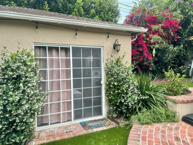 Jasmine, bouganvillea, morning glories, fruit trees ... - 9338 Oakmore Rd Unit Furnished Garden Paradise Rental