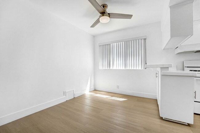 Photo - 744 S Windsor Blvd Unit 10