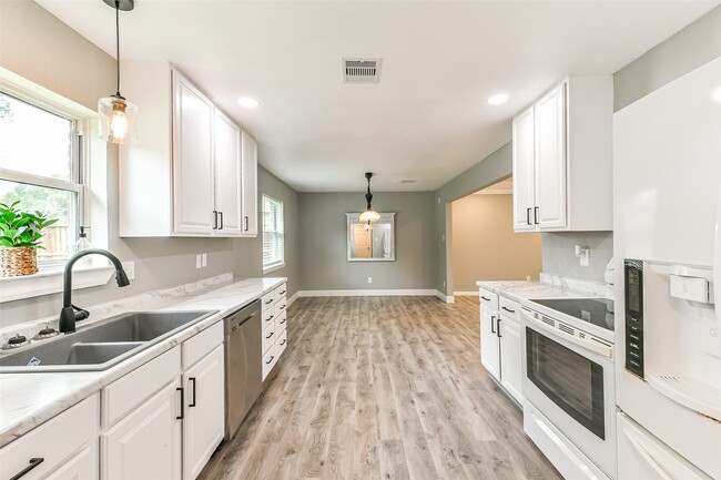 207 Woodvale Dr