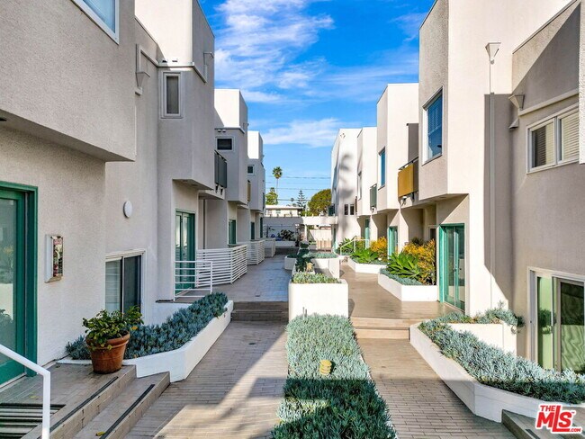 807 21st St Unit 3