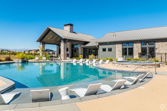 Resort-style Pool & Hot Tub