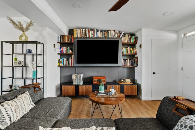 Photo - 530 W 17th St