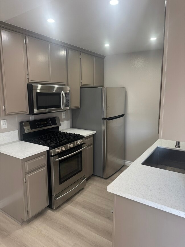 Building Photo - 374 N Ave 57 Unit 8