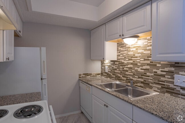 2BR, 1BA - 740SF