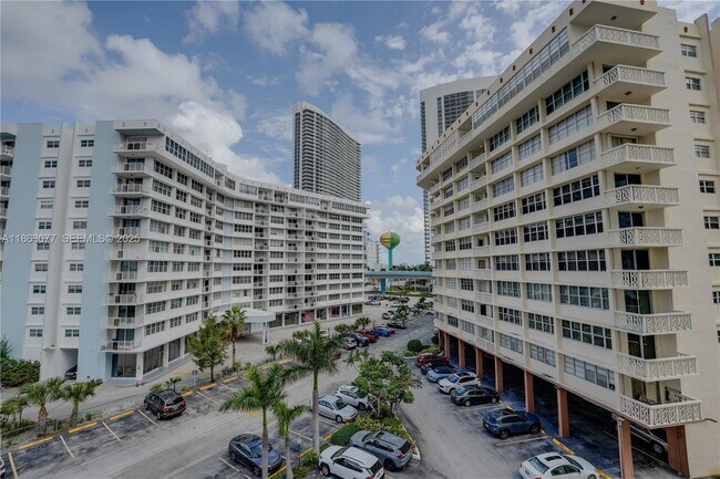 Building Photo - 1817 S Ocean Dr Unit 515