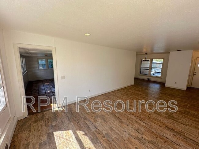 Photo - 2136 Carlton Way