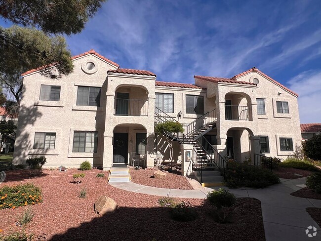 Building Photo - Gated / 2nd floor / Community Pool Rental