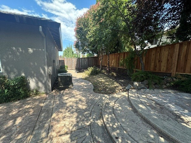 Side yard. - 6632 Maple Creek Dr