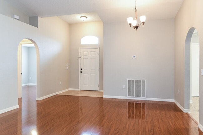 Photo - 2127 Aitkin Loop