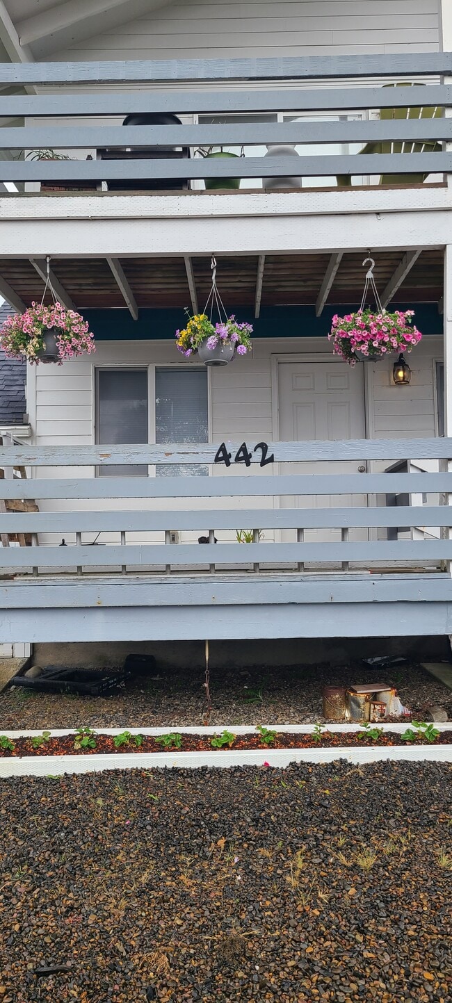 Deck and front of the unit - 442 SW Coast Ave Unit 442