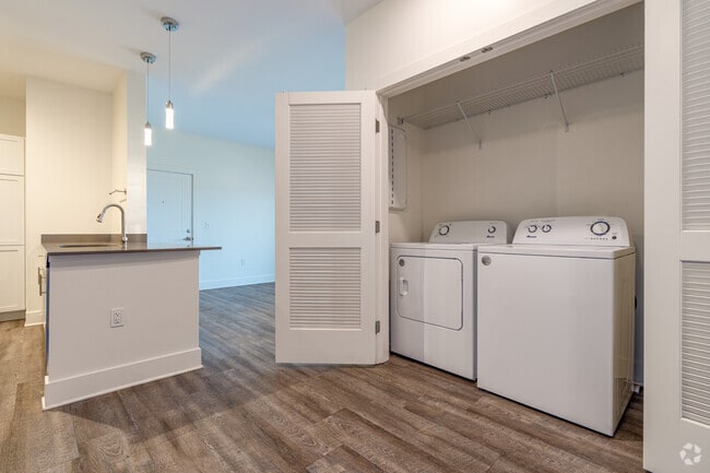 2BR, 2BA - 968SF - In-Unit Laundry