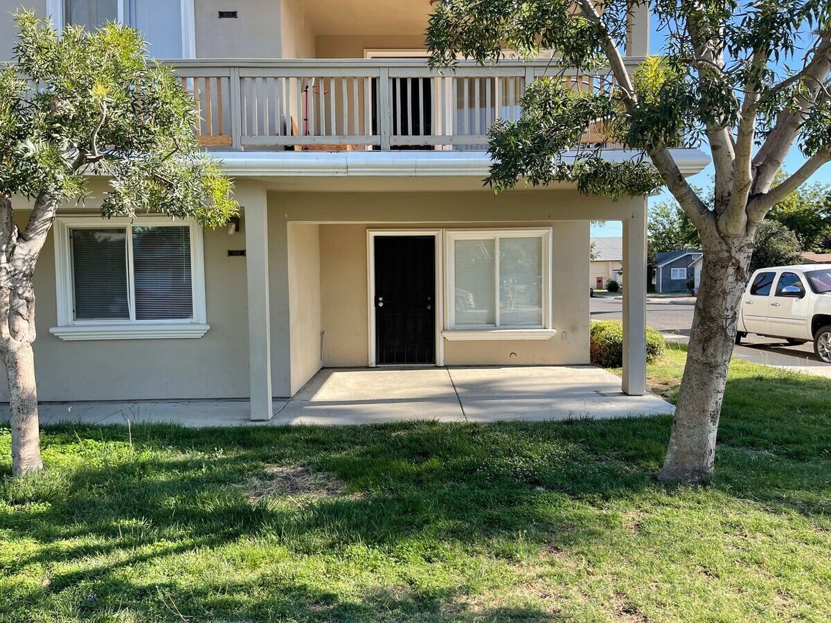 2Bedroom, 1Bathroom Corner 1st Floor Apa... House House Rental in