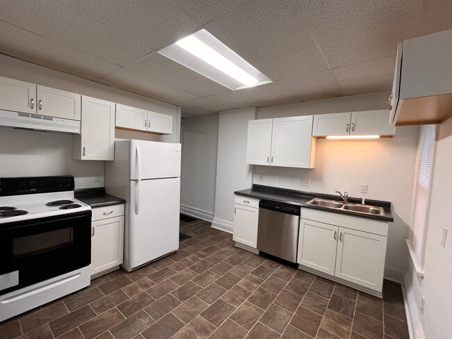 Kitchen - 82 Park Ave Unit 82