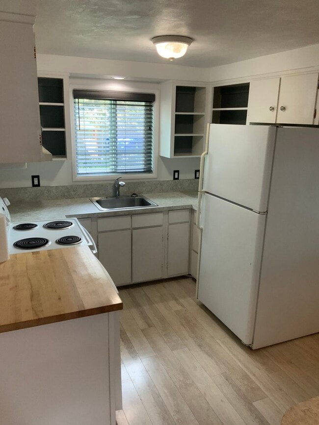 Photo - 2 Bedroom Off Coburg Rd.