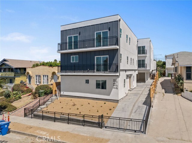 Building Photo - 4511 Rosewood Ave