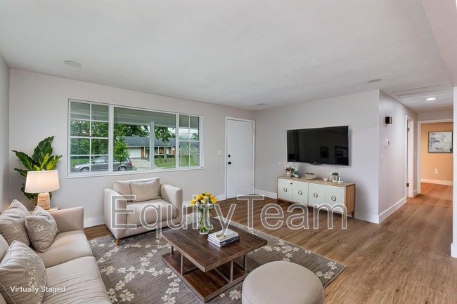 Photo - 722 Castro Ln