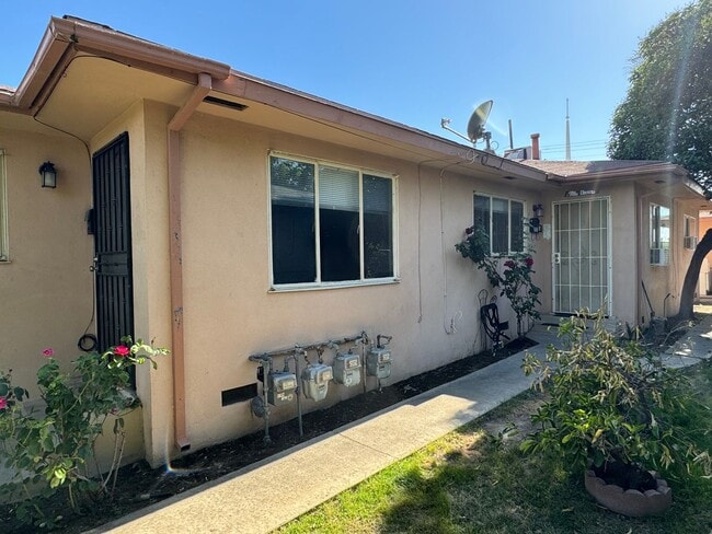 Building Photo - 2927 Peerless Ave Unit 2