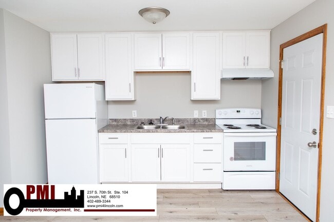 Building Photo - 2 Bedroom and 1.5 Bathroom Apartment Avail... Unit 1730 S. 17th Street #1