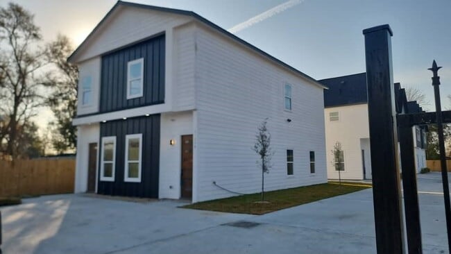 Photo - 5130 Clover St