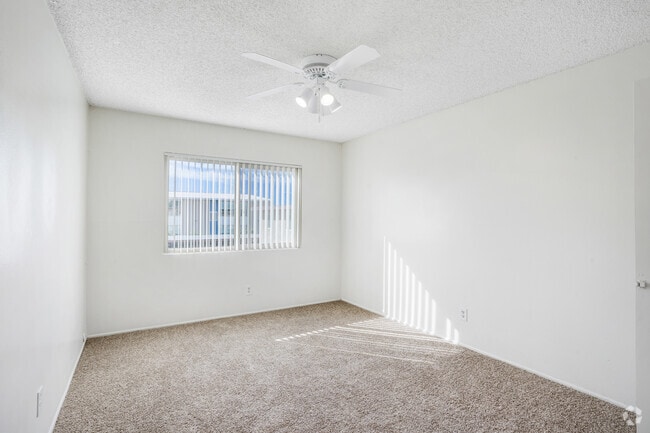 2BR, 2BA - 910 SF