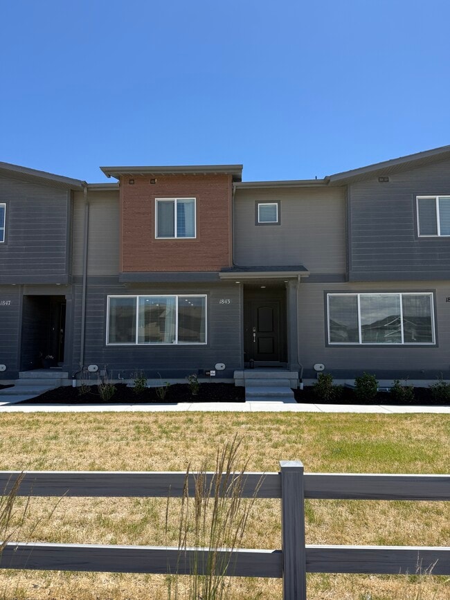 Building Photo - 1843 E Rainbow Bridge Dr