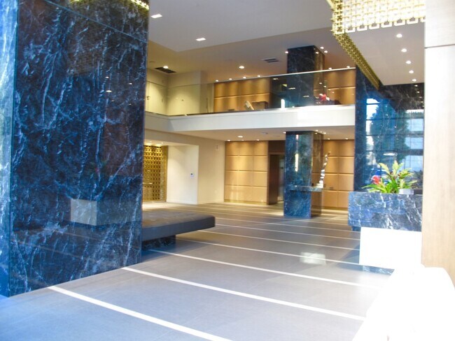 Building Photo - Exquisite 2 Bed/2 Bath Downtown Condo at I... Unit 808S